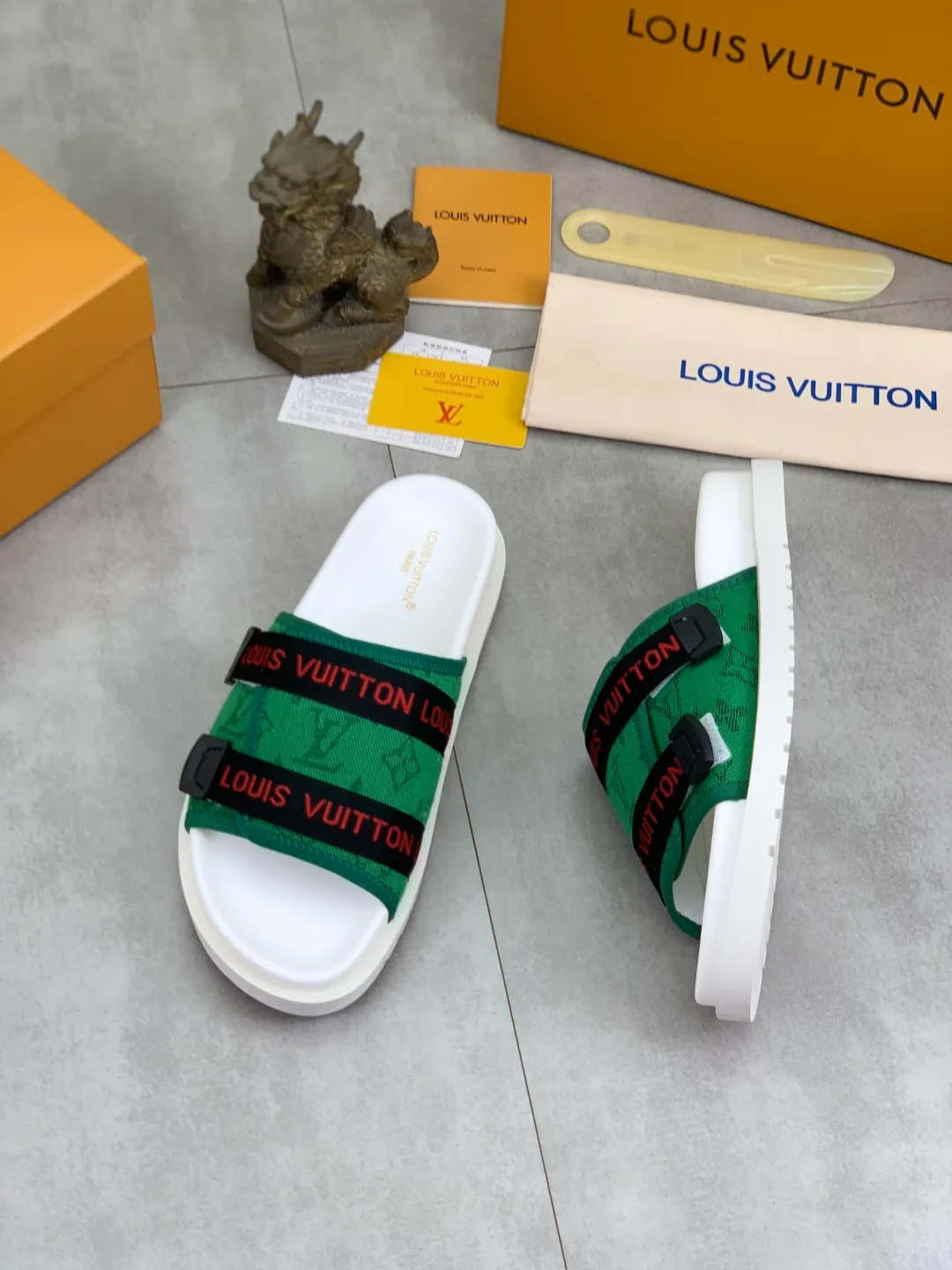 Men's shoes 💰P320💰【New style】🆘 Original quality 【LOUIS VUITTON】The popular Louis Vuitton LV men's slippers on the official website are on sale simultaneously! Original fabric imported from Italy, original factory special supply, code number: 38-44 (45 customized), many colors available